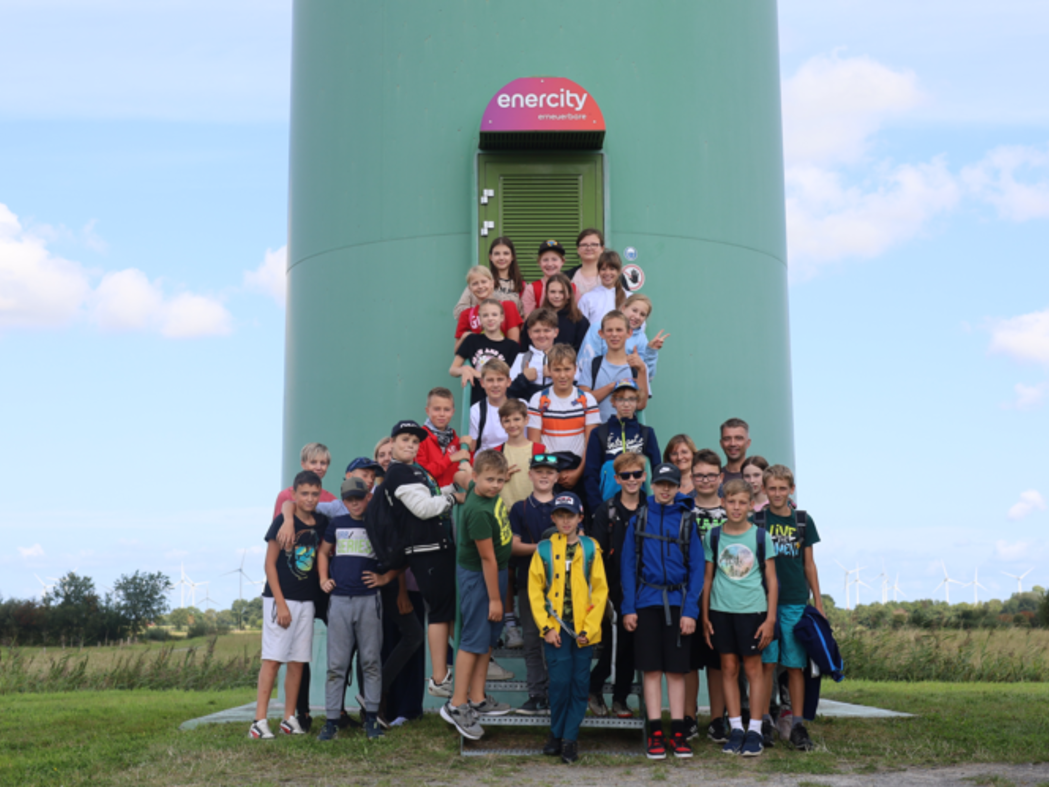 Nachhaltige Bildung für die Zukunft: Besuch der Klasse 6b aus Schleife im Windpark Holtriem